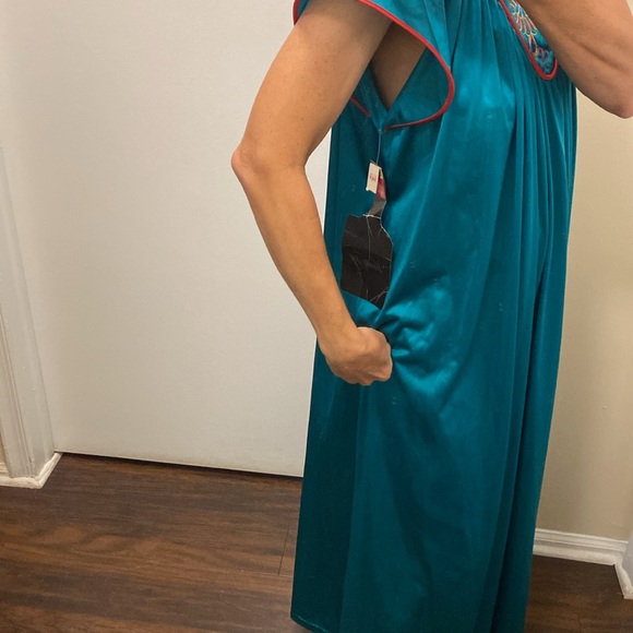 Vanity Fair long night gown - Picture 5 of 7